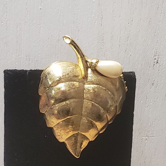 Vintage 1960s AVON Goldtone Faux Pearl On Leaf Creme Perfume Brooch (No Perfume) - Picture 6 of 16
